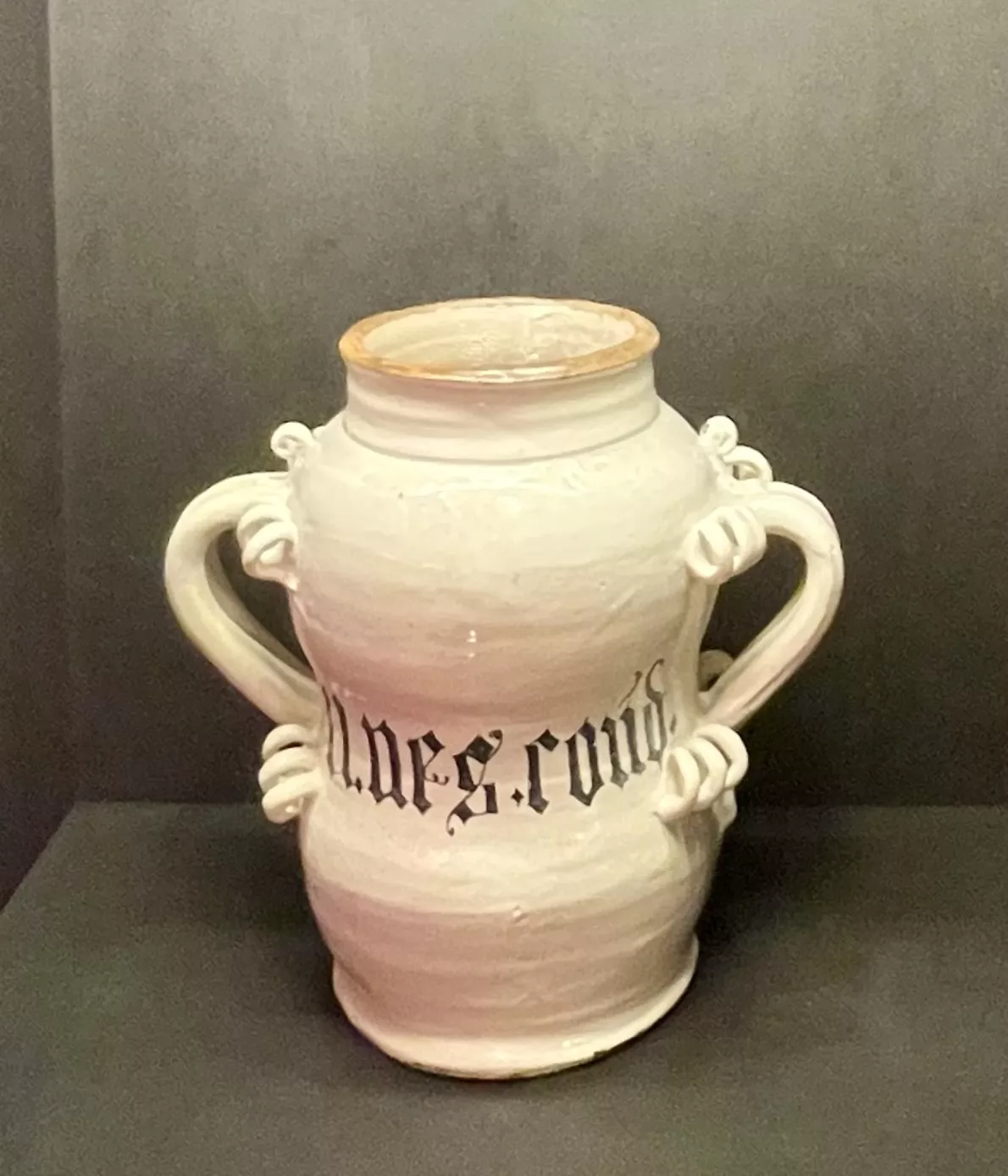 Exposition Parfums d'histoire, du soin au bien-être Pot à pharmacie avec anses. Dépot des Hospices Civils de Lyon