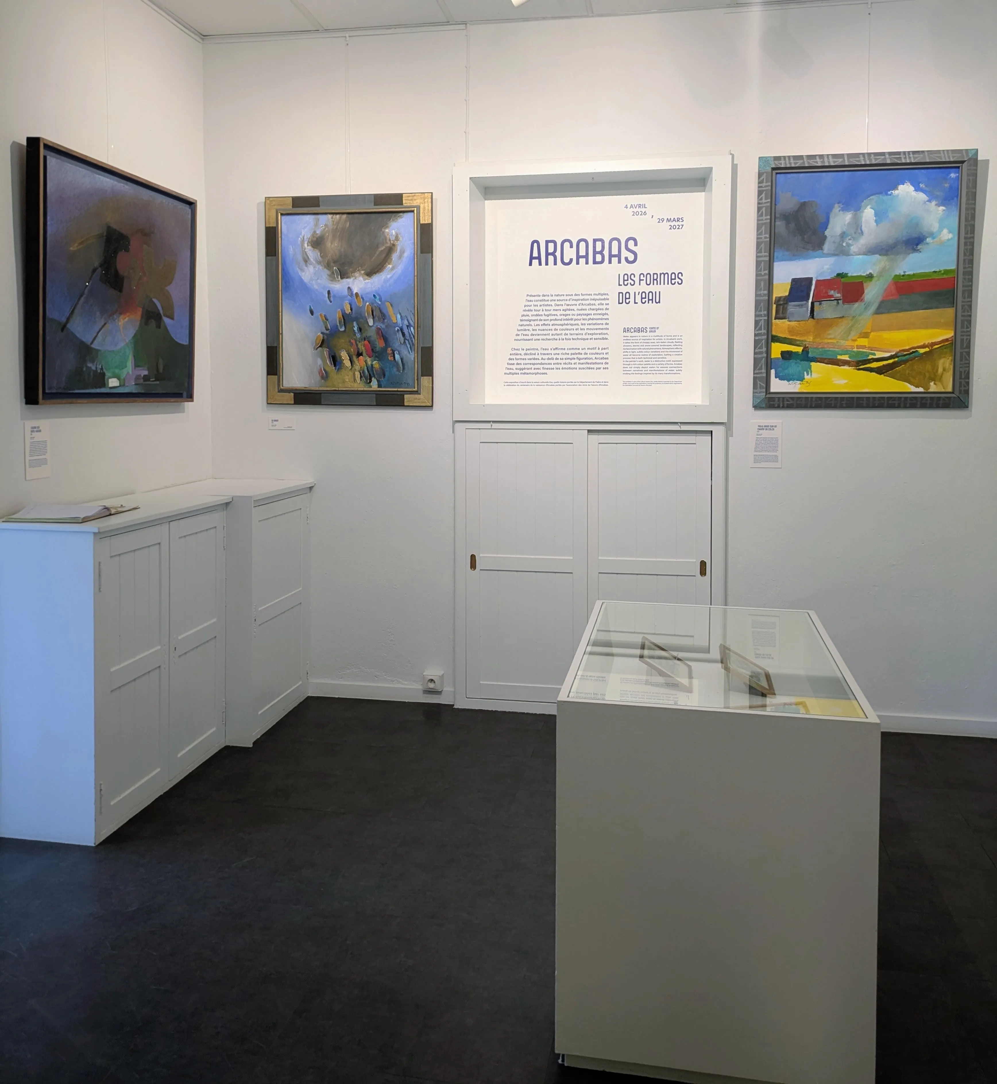 Photo de la salle d'exposition avec les tableaux accrochés © © Département de l'Isère