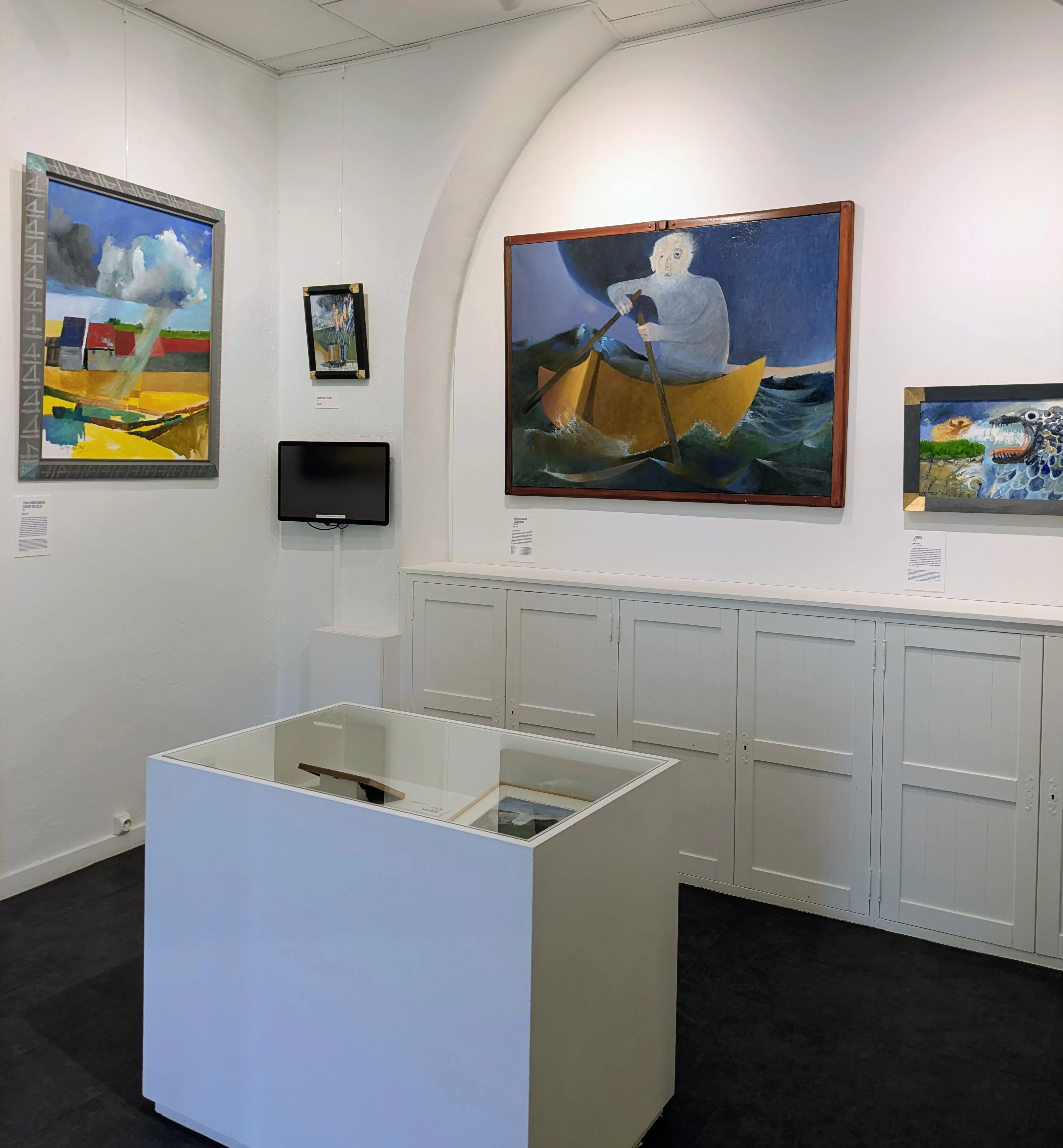 Photo de l'exposition avec les oeuvres accrochées © Département de l'Isère