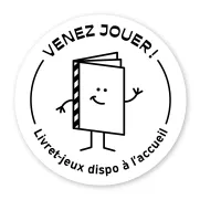 Mascotte représentant un livret avec une bouche des yeux et des bras entourée du textexte "Venez jouer", livret jeux dispo à l'accueil