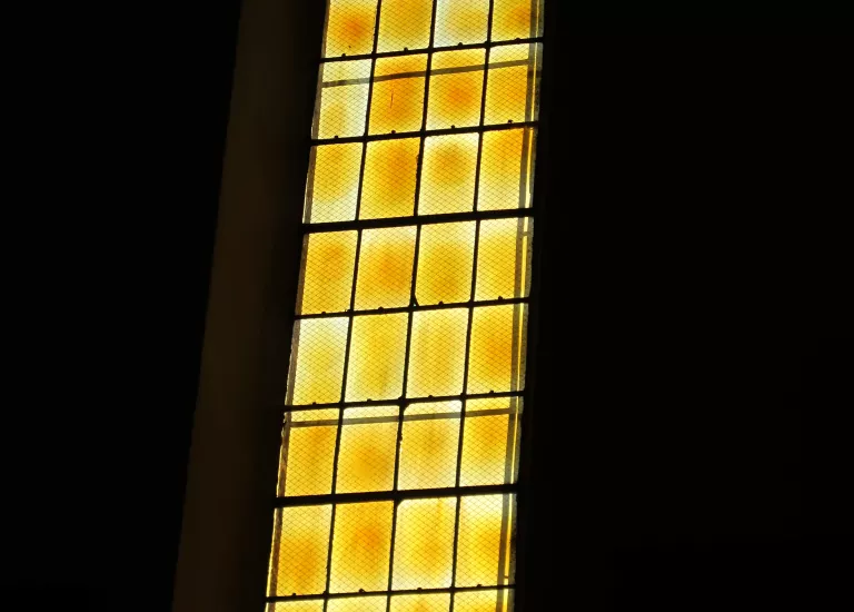Visuel d'un vitrail au musée d'art sacré contemporain Saint-Hugues-de-Chartreuse