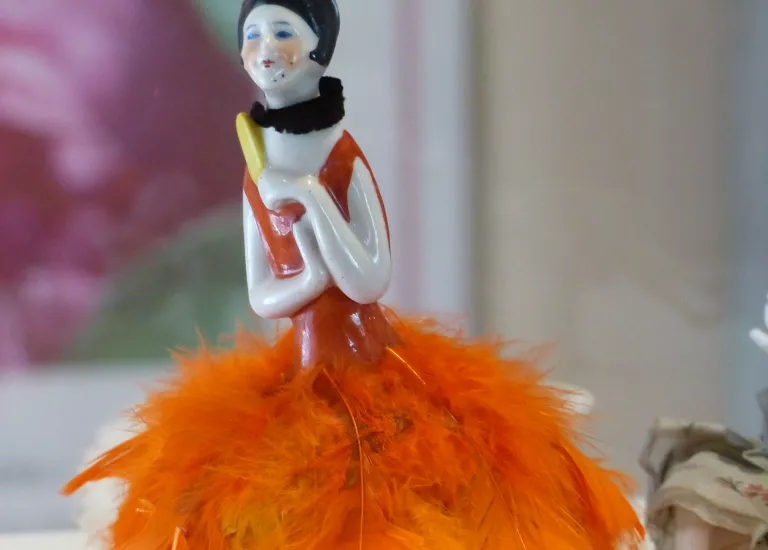 Demi-figurine, style garçonne à l'éventail ©  Département de l’Isère / Musée de Saint-Antoine-l'Abbaye