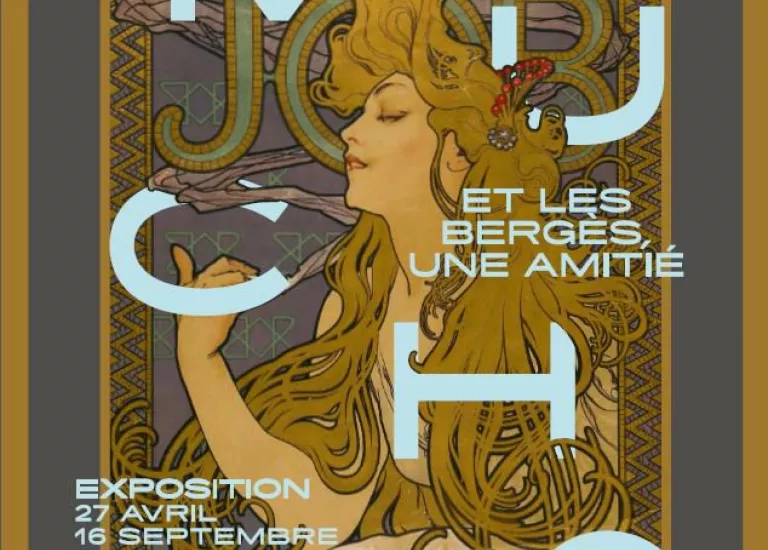 Affiche de l'exposition temporaire. Cette affiche reprend une affiche qu'Alfons Mucha avait créée en 1900. Une femme aux longs cheveux blonds est vue de profil et l'inscription JOB apparaît à l'arrière-plan.  Les lettres M U C H A bleues claires sont disposées en vertical, entrelacées dans les cheveux ondulants. Les dates de l'exposition sont présentes en bas de l'affiche. © Maison Bergès-Musée de la Houille blanche