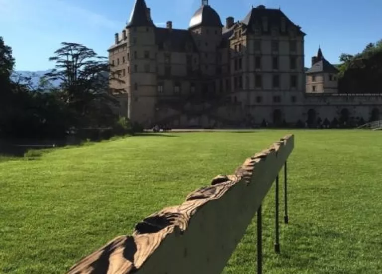 Vue en couleurs de l'Installation Filigrane dans le parc du Domaine de Vizille © ©Domaine de Vizille/Département de l'Isère