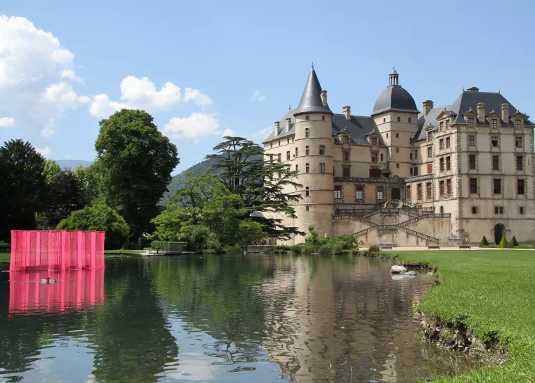 Vue en couleurs de l'Installation Rose Palace dans le parc du Domaine de Vizille © ©Domaine de Vizille/Département de l'Isère