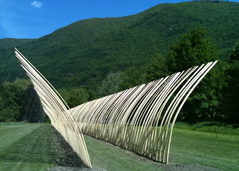 Vue en couleurs de l'Installation Scansions dans le parc du Domaine de Vizille © ©Domaine de Vizille/Département de l'Isère