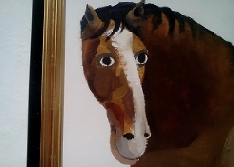 Détail "Le Cheval écologique" © Musée Arcabas La jument protège son poulain des détritus humains. © Musée Arcabas