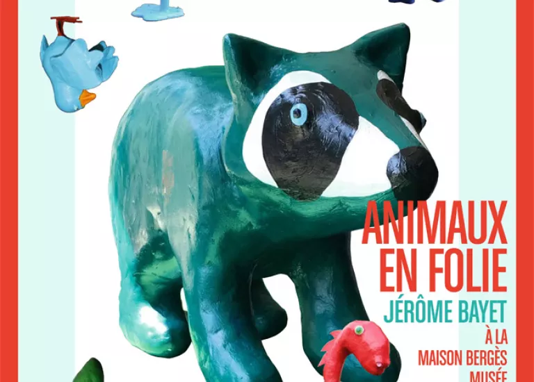 Affiche des Animaux en folie de Jérôme Bayet avec au centre un raton-laveur en papier mâché de couleur verte et autour de lui des pingouins, des oiseaux bleu et rouge, le monstre du Loch Ness © Maison Bergès-Musée de la Houille blanche, graphiste Vincent Velasco