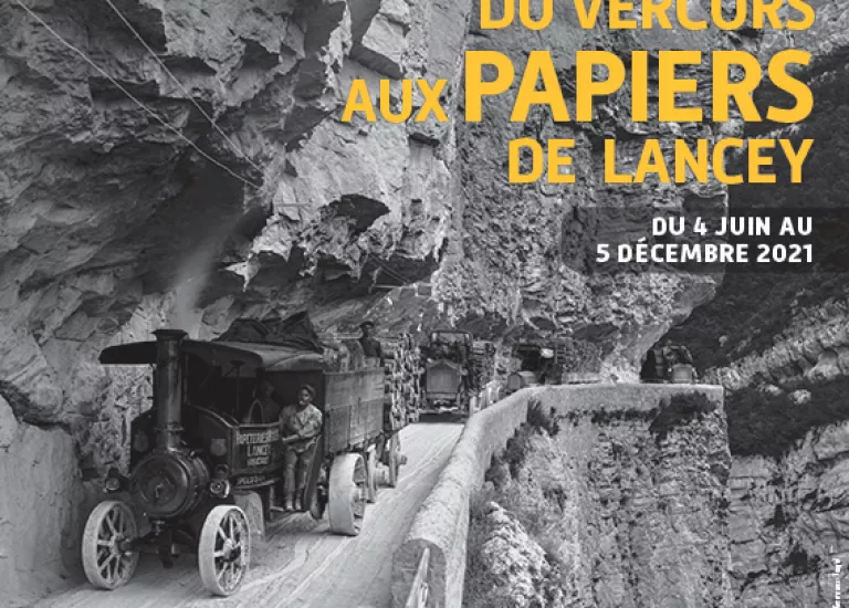 Camion à vapeur transportant un chargement de bois sur la route des Grands Goulets (Vercors), photo en noir et blanc. Affiche de l'exposition temporaire "Des forêts du Vercors aux papiers de Lancey" © Jean-Jacques Barelli