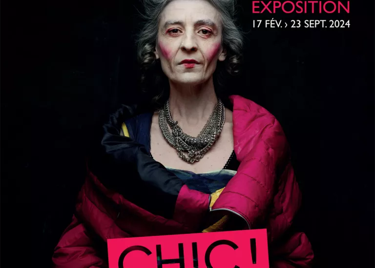 Affiche de l'expo photo "Chic" composée d'une photographie de femme âgée vêtue d'une doudoune rouge regardant le spectateur d'un air grave sur fond noir