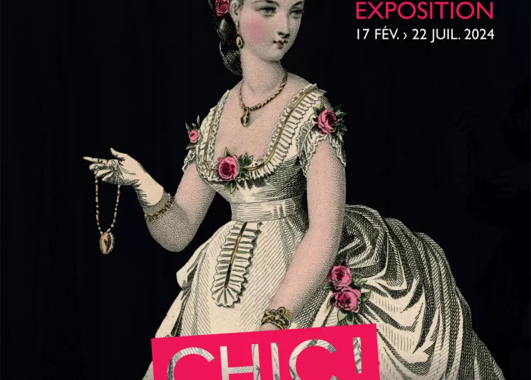 Affiche de l'exposition "Chic" composée d'une gravure de mode du 19e siècle présentant une jeune femme vêtue d'une robe à tournure blanche et rose sur fond noir