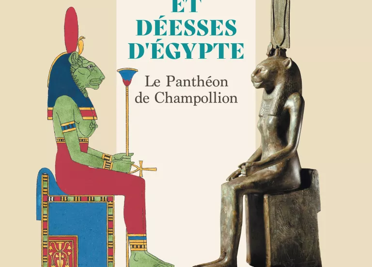 Affiche de l'exposition "Dieux et déesses d'Égypte" composée de deux déesses (une illustration peinte et une figurine en bronze) assises l'une en face de l'autre sur fond beige