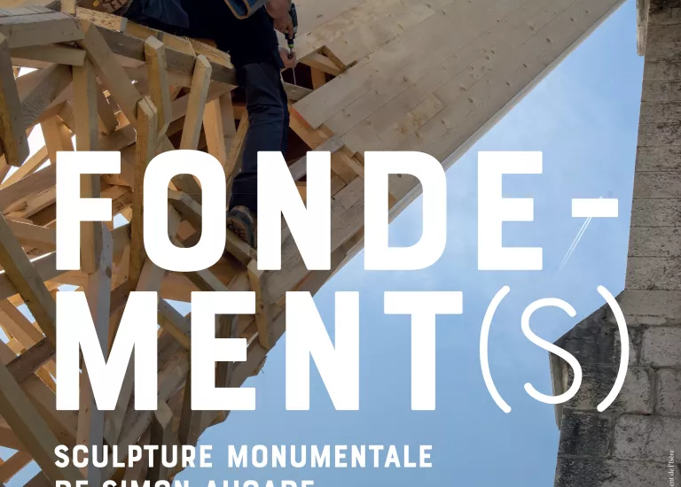 Affiche de la sculpture monumentale en bois de Simon Augade au musée Arcabas en Chartreuse intitulée "Fondements" montrant une photographie de l'artiste en train de fixer des planches
