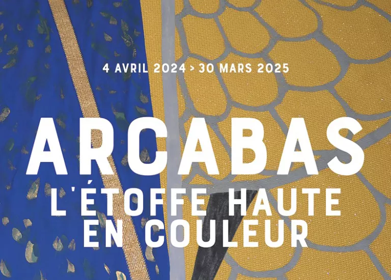 Affiche de l'exposition "Arcabas, l'étoffe haute en couleur" composée d'une photographie en gros plan d'une chasuble liturgique bleue et or peinte par Arcabas