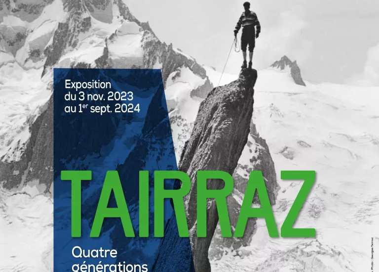 Affiche de l'exposition "Tairraz, quatre générations de photographes" composée d'une photographie en noir et blanc montrant un homme au sommet d'un pic rocheux devant un paysage de montagne