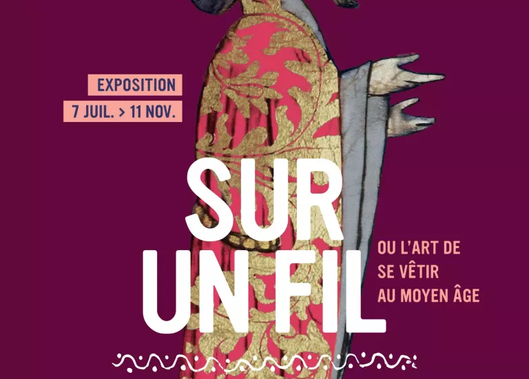 Affiche de l'exposition "Sur un fil ou l'art de se vêtir au Moyen-Âge" avec l'illustration d'un homme portant un turban et une tunique brodée sur fond bordeaux