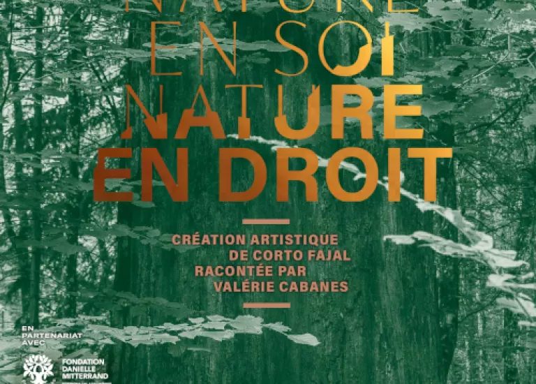 Affiche Nature en soi, Nature en droit Affiche de l'exposition "Nature en soi, nature en droit" composée d'une photographie monochrome d'arbre