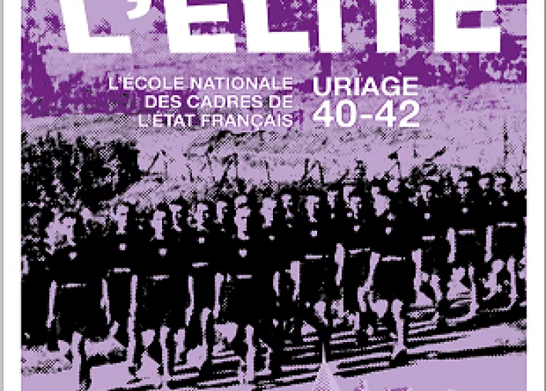 Affiche de l'exposition "Former l'élite" composée d'une photographie d'hommes marchant au pas sur fond violet