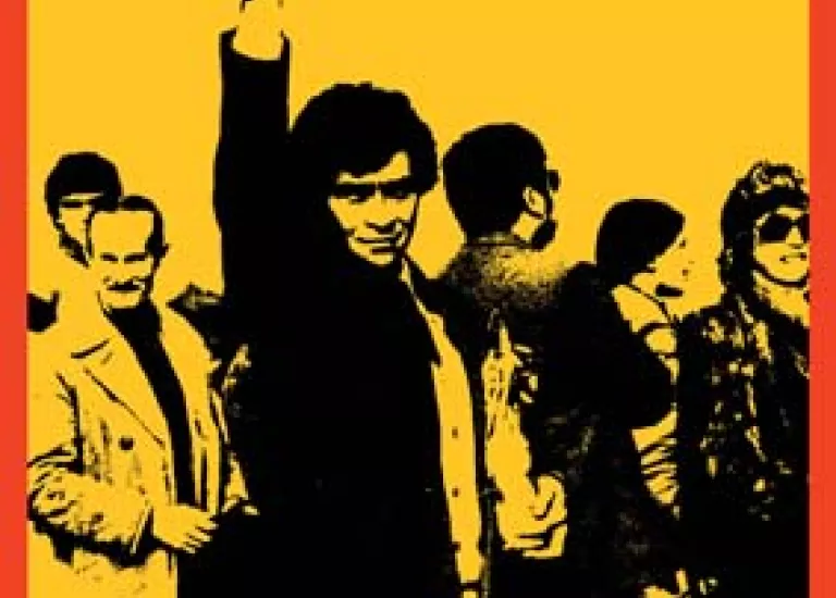 Affiche de l'exposition "Exiliados" composée d'une photographie d'un groupe de personnes dont l'une lève le poing