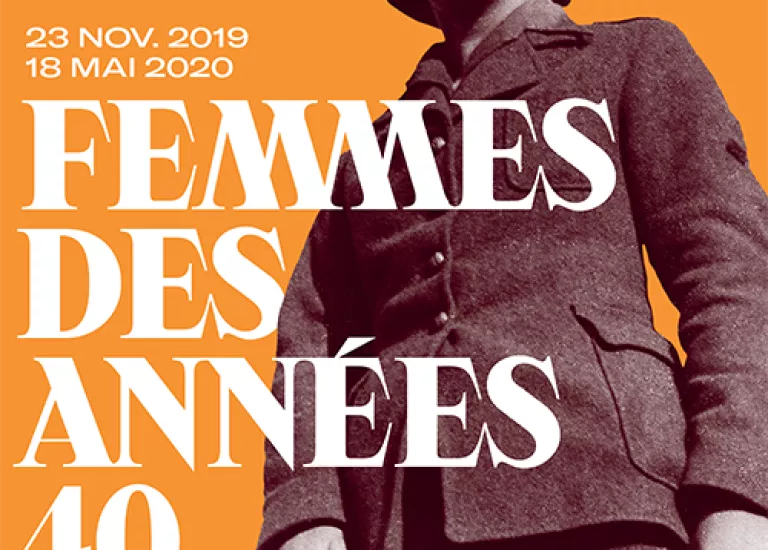 Affiche de l'exposition "Femmes des années 40" composée d'une photographie de femme en uniforme de laine sur fond orange