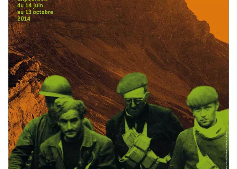 Affiche de l'exposition "Vercors 40-44" composée d'une photographie de quatre résistants sur fond de montagne dans des tons vert et orange