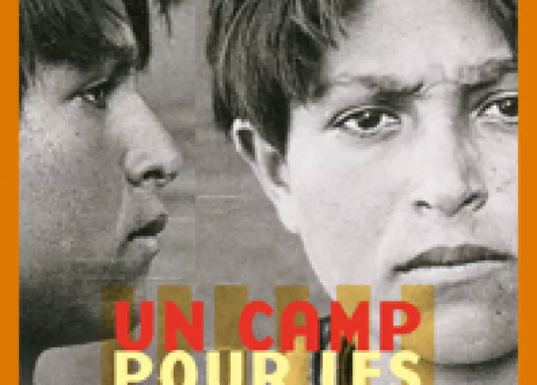 Affiche de l'exposition "Un camp pour les Tsiganes" composée d'un portrait de jeune homme de profil et de face