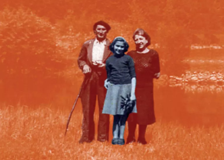 Affiche de l'exposition "Justes de l'Isère" composée d'une photographie d'un couple entourant une petite fille dans un pré