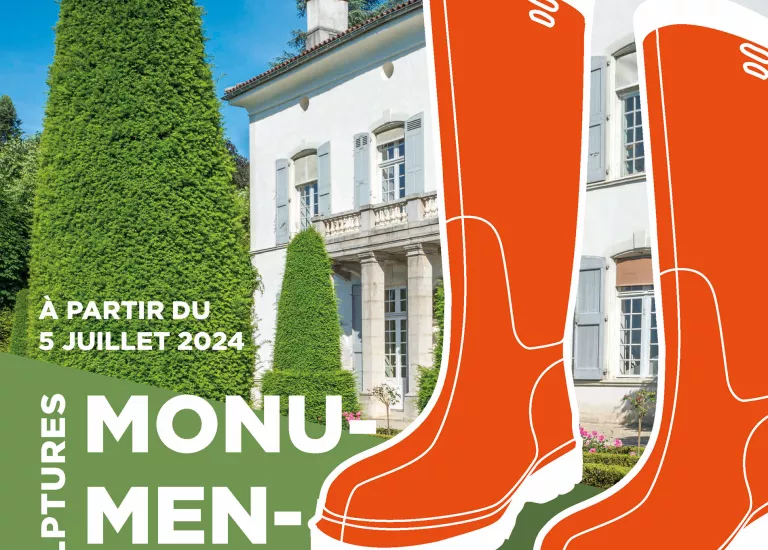 Photographie de la façade du musée Hébert avec une paire de grandes bottes oranges de jardin dessinées au premier plan et le titre "Sculptures monumentales, carte blanche à Lilian Bourgeat" © Visuel de com Lilian Bourgeat au Musée Hébert