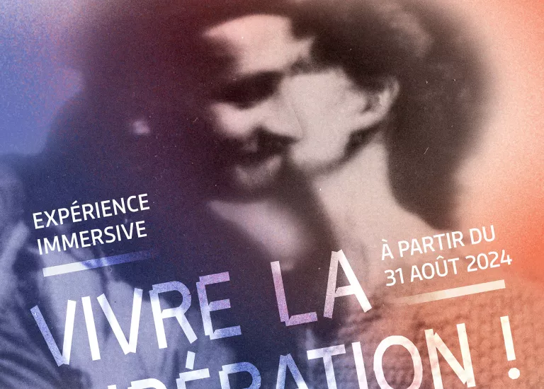 Affiche de l'expérience immersive "Vivre la libération" composée d'une photographie floutée d'une femme embrassant un homme dans des tons bleu-blanc-rouge