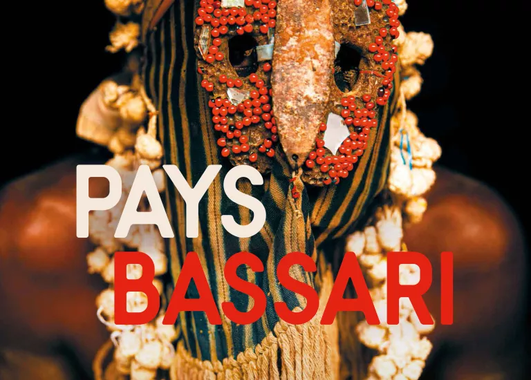 Exposition "Pays bassari" Affiche de l'exposition Pays bassari composé d'une photo d'un masque Djallonké