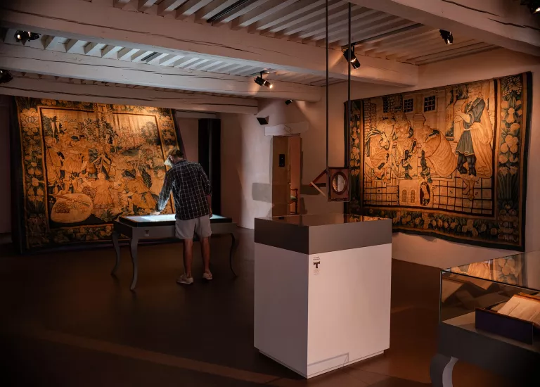salle d'exposition du parcours permanent avec tapisserie d'Aubusson