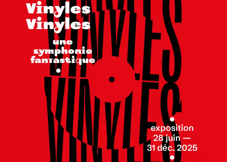 affiche de l'exposition avec le titre en noir et le fond rouge et un cercle au centre symbolisant le disque