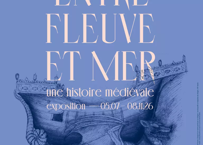 Affiche exposition Entre fleuve et mer sur fond bleu avec gravure de bateau et chimère