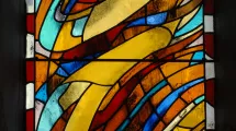Vitrail abstrait sur le thème de la vie de Jean-Baptiste. Le vitrail est composé de rubans multicolors © Philippe Gonnet