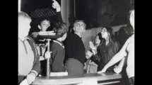 L'Abbé Truffot dans le choeur de l'église, accompagné de jeunes visiteurs pendant une visite © Collection PIROT