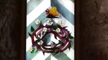 Vitrail, bi-verre, 2002, Chapelle de la Réconciliation, Costa Serina © Département de l'Isère Vitrail. Au centre, une couronne violette avec un papillon © Département de l'Isère