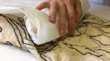 Chantier des textiles. © © Musée Champollion Conditionnement d'une robe. © © Musée Champollion