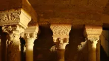 Colonnes dans la crypte