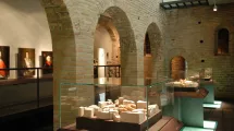 La galerie des évêques et la salle des maquettes © Musée de l'Ancien Evêché. Guy Depollier La galerie des évêques et la salle des maquettes © Musée de l'Ancien Evêché. Guy Depollier