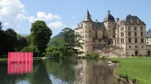 Vue en couleurs de l'Installation Rose Palace dans le parc du Domaine de Vizille © ©Domaine de Vizille/Département de l'Isère