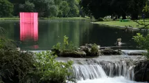 Vue en couleurs de l'Installation Rose Palace dans le parc du Domaine de Vizille © ©Domaine de Vizille/Département de l'Isère