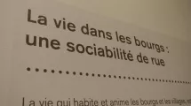 La vie dans les bourgs : une sociabilité de rue © Maison Bergès-Musée de la Houille blanche, graphiste Vincent Velasco