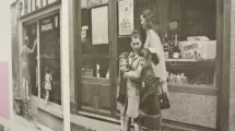 Photos de femmes dans les rues de Crolles et Pontcharra © Maison Bergès-Musée de la Houille blanche, graphiste Vincent Velasco