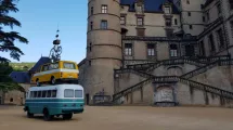 Un amoncellement de véhicules, radio et transistor installé devant le château du Domaine de Vizille © Département de l'Isère