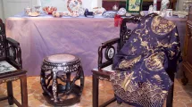 Table ronde basse chinoise, bois de fer, nacre et marbre. Robe de mandarin, soie bleue nuit brodée d'un motif de dragon au fil d'or
