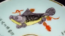 Soucoupe, porcelaine de Chine, décor d'inscriptions et de poissons