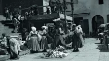 G.Hébert, Italiennes un jour de marché installant des tissus au pied des marches d’un escalier, Sonnino, 1890