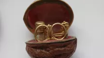 Nécessaire à couture en vermeil dans une noix, XIXe siècle