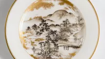 Assiette à dessert, Japon, XIXe siècle (porcelaine blanche et or de style français, décor de village de pêcheurs japonais)