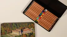 Boite crayons de couleurs Vals du Dauphiné © Domaine de Vizille - Musée de la Révolution française